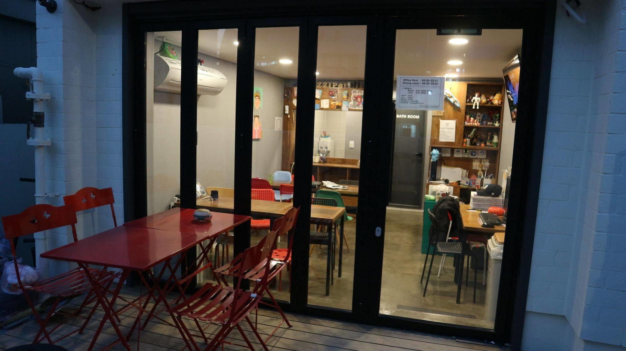Zzzip Guesthouse In Hongdae Séoul Extérieur photo